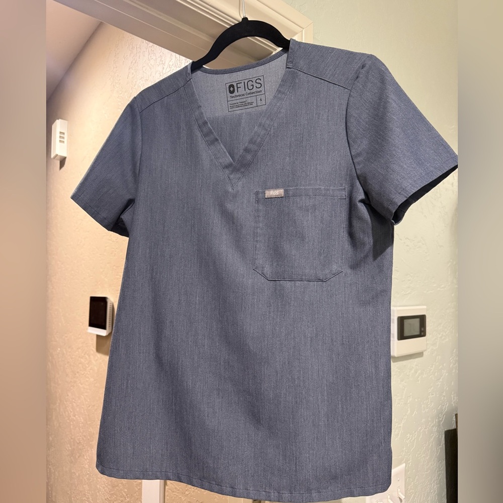 Figs set - women’s. Heathered denim color. Front pocket top. Livingston pants